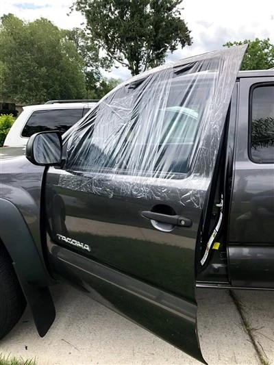 Automotive Collision Wrap skaidrios juostos apvyniojimas automobiliui – lipni vandeniui atspari plėvelė išdaužtam automobilio langui